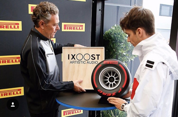 Charles Leclerc riceve l'impianto hi-fi Pirelli P ZERO Sound tuned by iXOOST