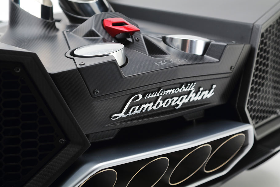 ESAVOX impianto stereo Bluetooth creato dallo scarico originale Lamborghini™