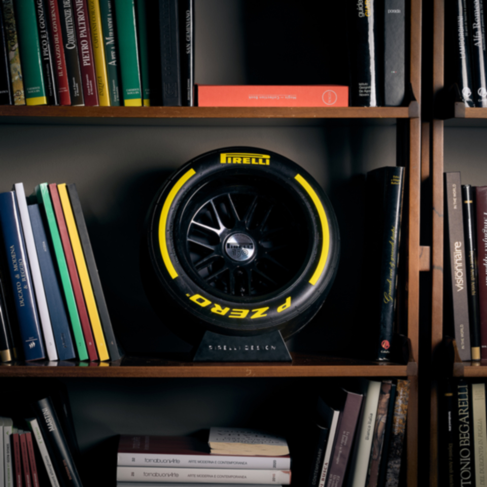 Pirelli P ZERO™ 150mo anniversario impianto audio da casa di lusso colore giallo
