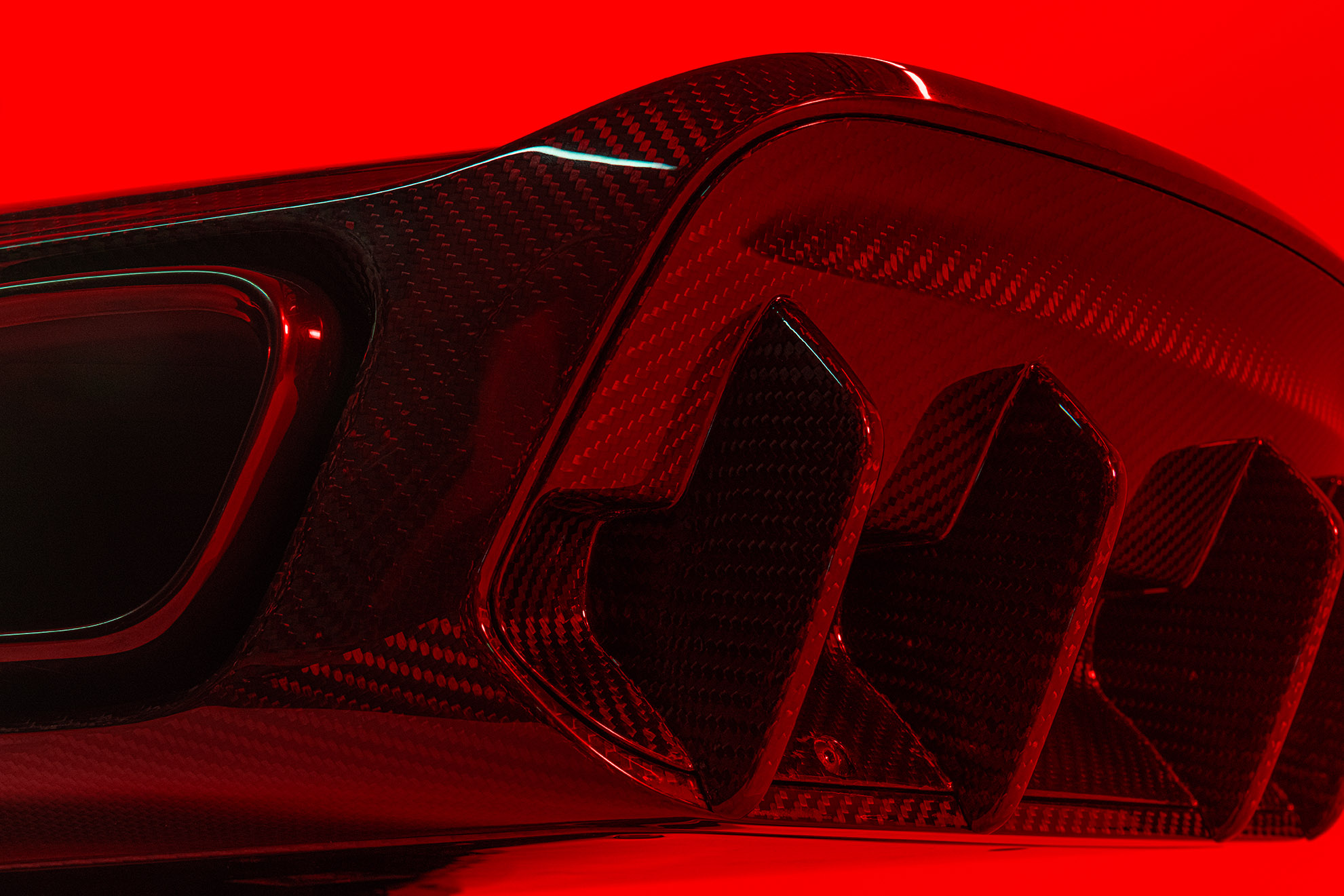Dettaglio della monoscocca in carbonio di AMG Performance Luxury Audio
